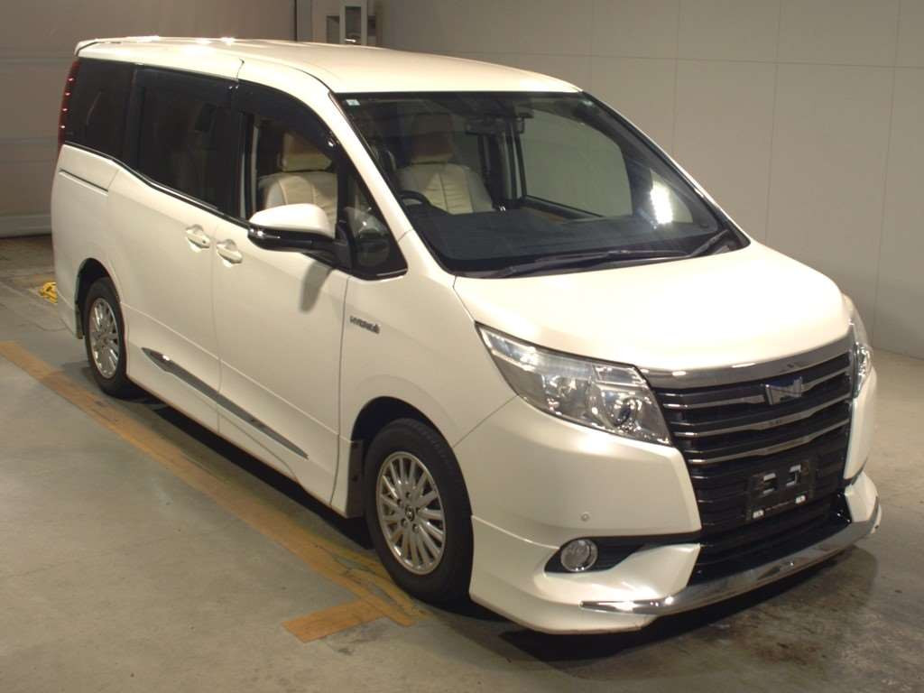 2015 Toyota Noah ZWR80G[2]