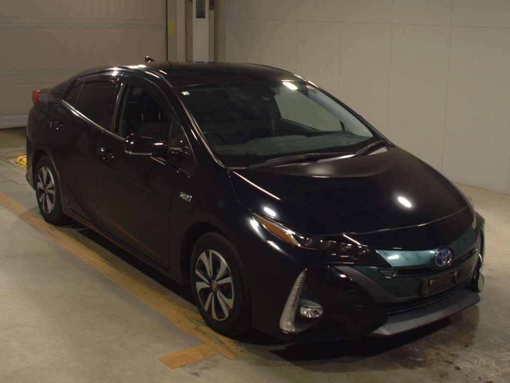 2018 Toyota Prius PHV ZVW52[2]