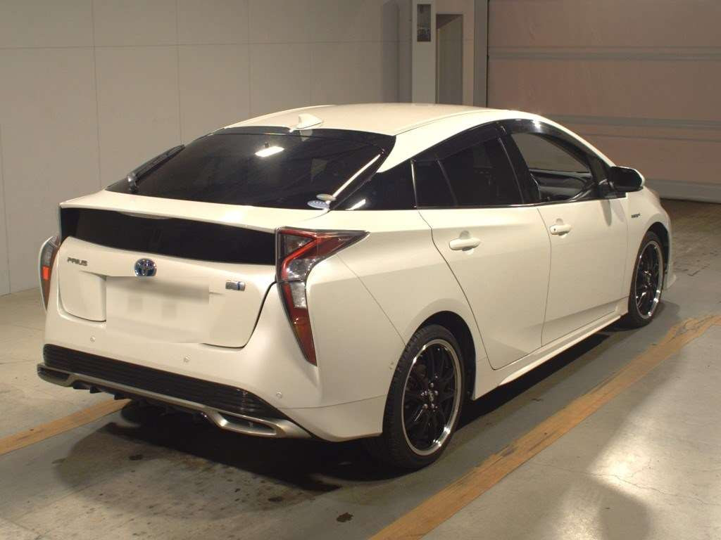 2017 Toyota Prius ZVW50[1]