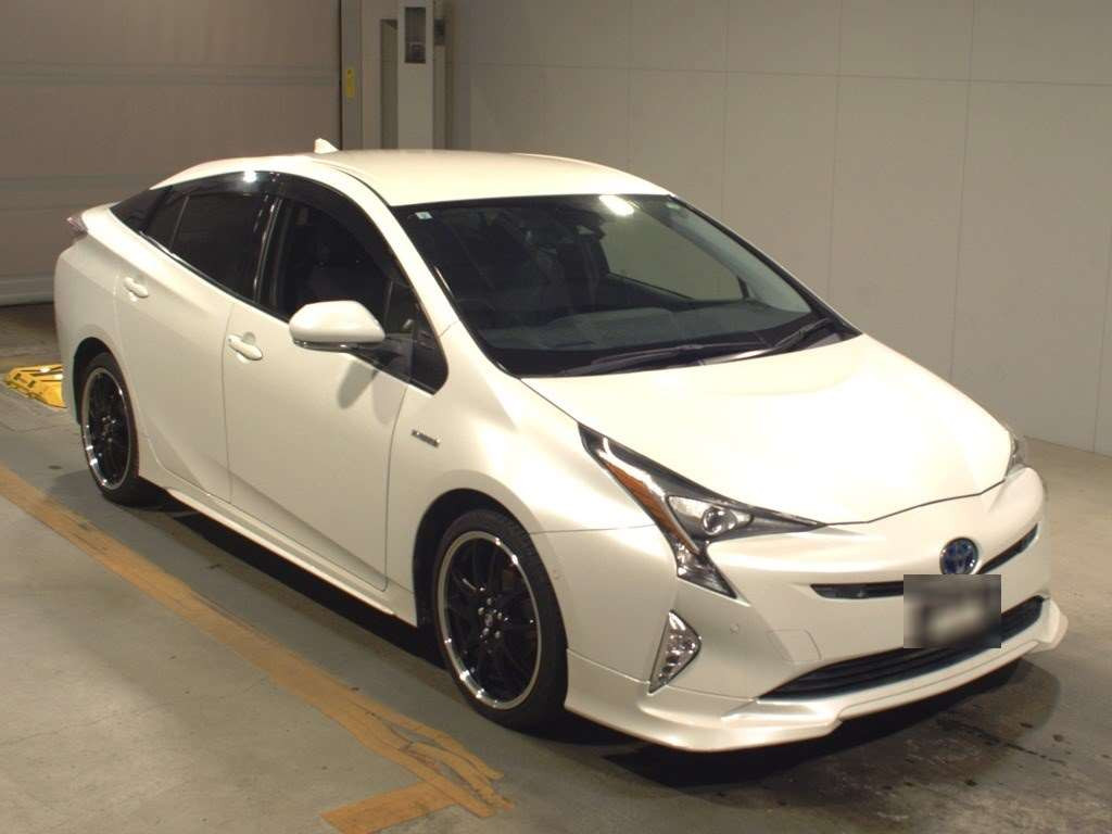 2017 Toyota Prius ZVW50[2]