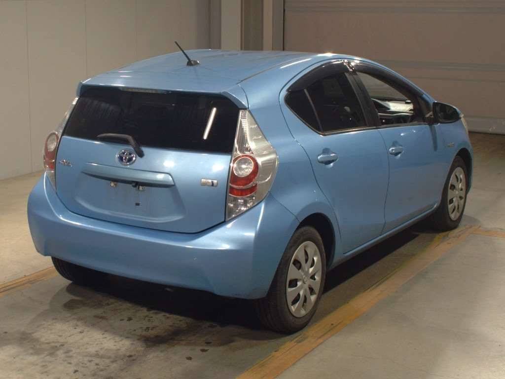 2014 Toyota Aqua NHP10[1]