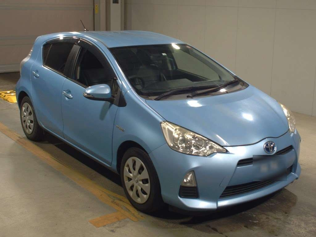 2014 Toyota Aqua NHP10[2]