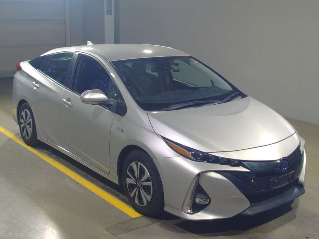 2019 Toyota Prius PHV ZVW52[2]