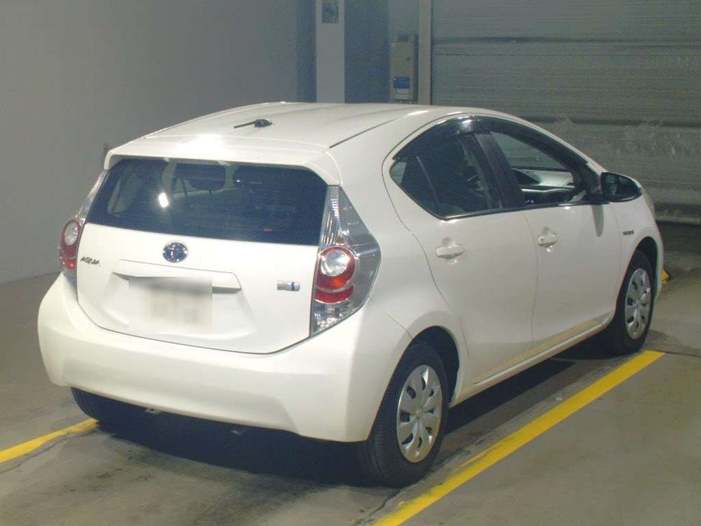 2013 Toyota Aqua NHP10[1]