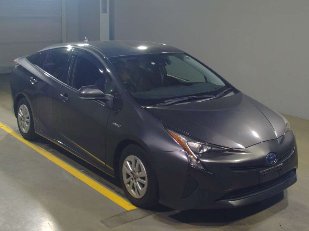 2017 Toyota Prius ZVW50[2]