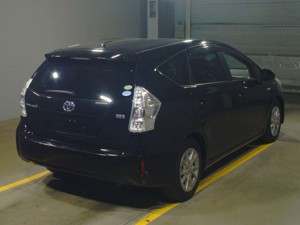 2011 Toyota Prius alpha ZVW41W[1]