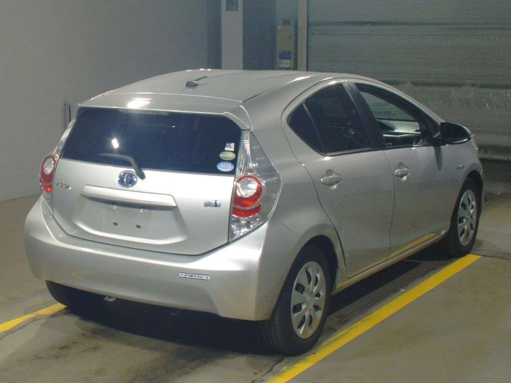 2013 Toyota Aqua NHP10[1]