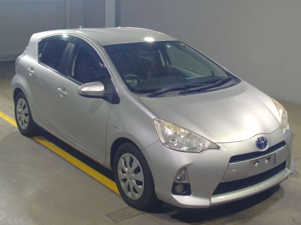 2012 Toyota Aqua NHP10[2]