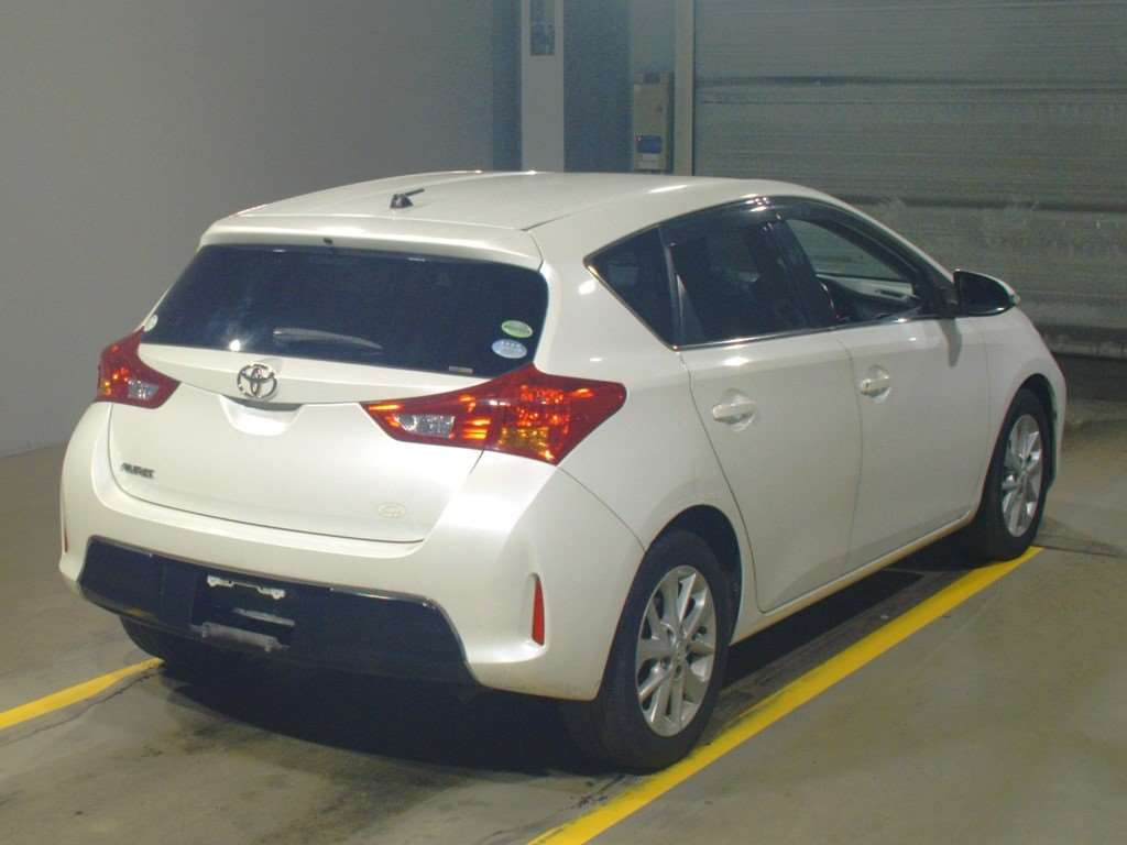 2014 Toyota Auris NZE181H[1]