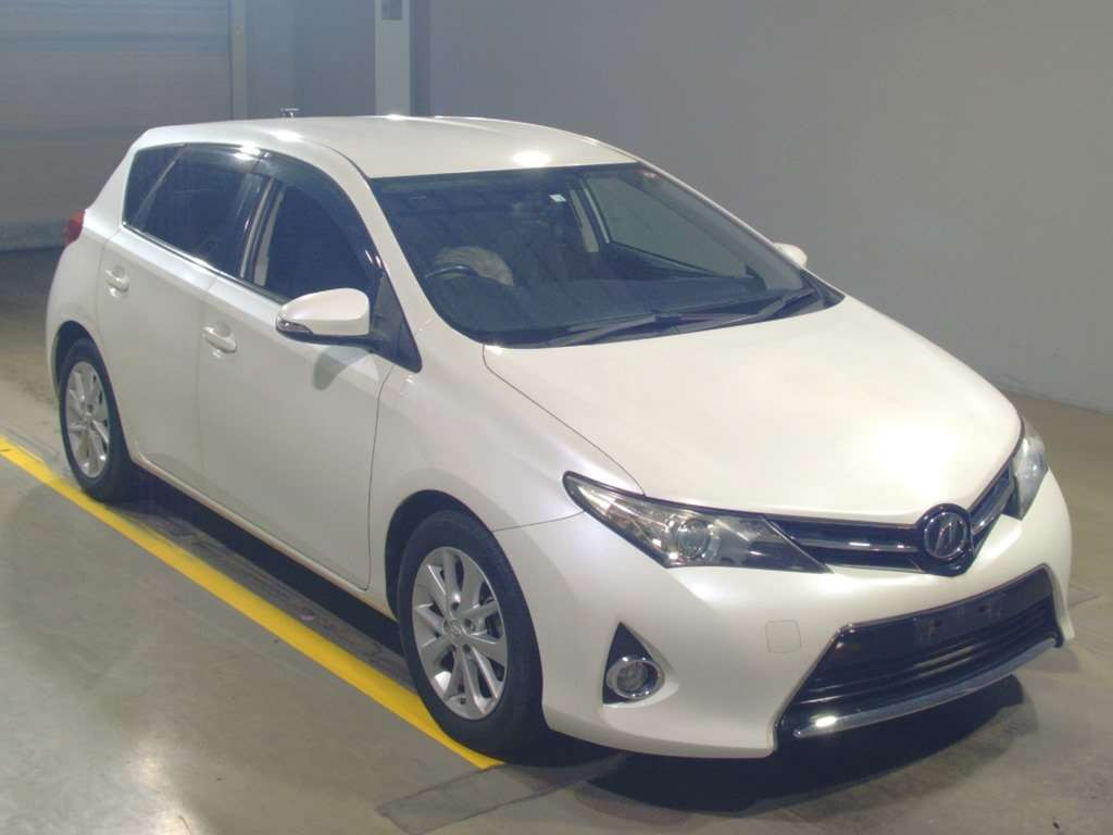 2014 Toyota Auris NZE181H[2]