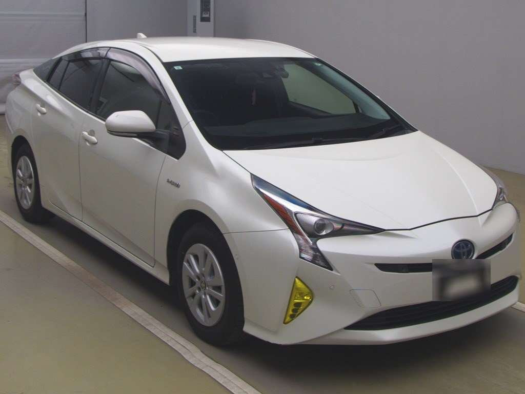 2017 Toyota Prius ZVW55[2]