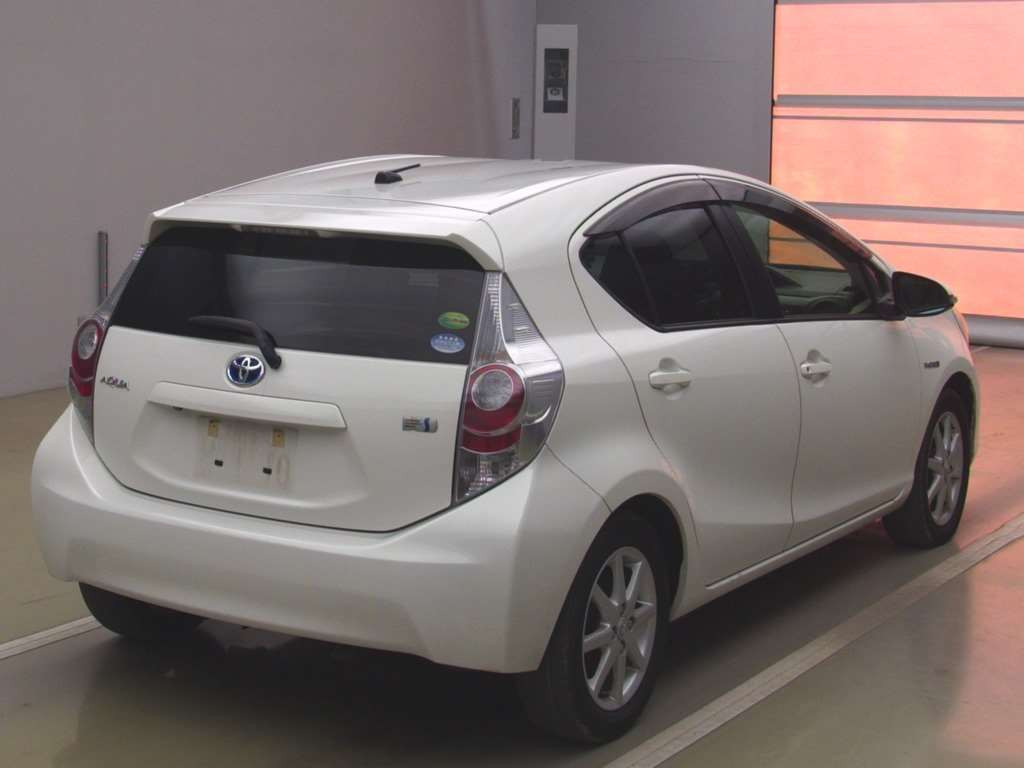 2012 Toyota Aqua NHP10[1]