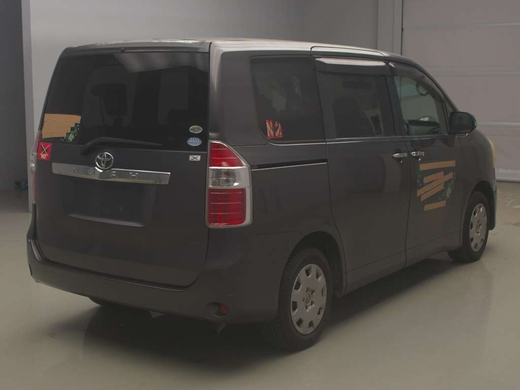 2010 Toyota Noah ZRR70G[1]