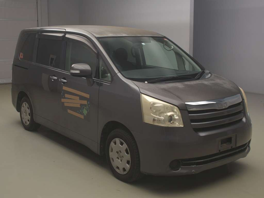 2010 Toyota Noah ZRR70G[2]