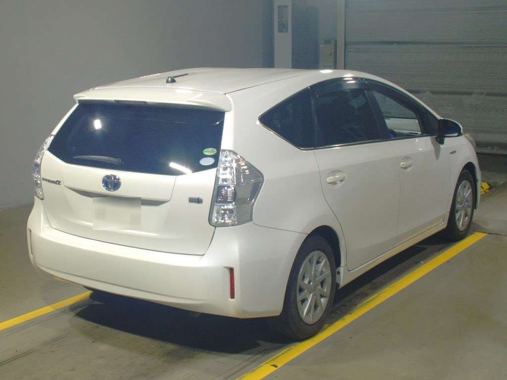 2013 Toyota Prius alpha ZVW41W[1]