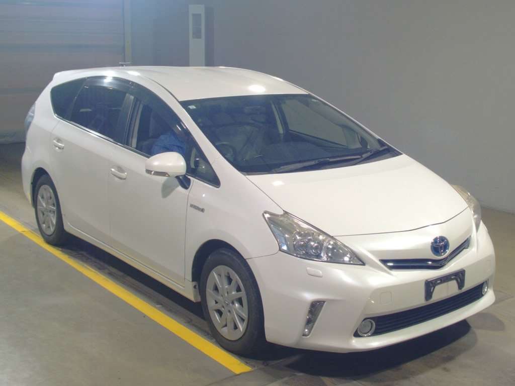 2013 Toyota Prius alpha ZVW41W[2]