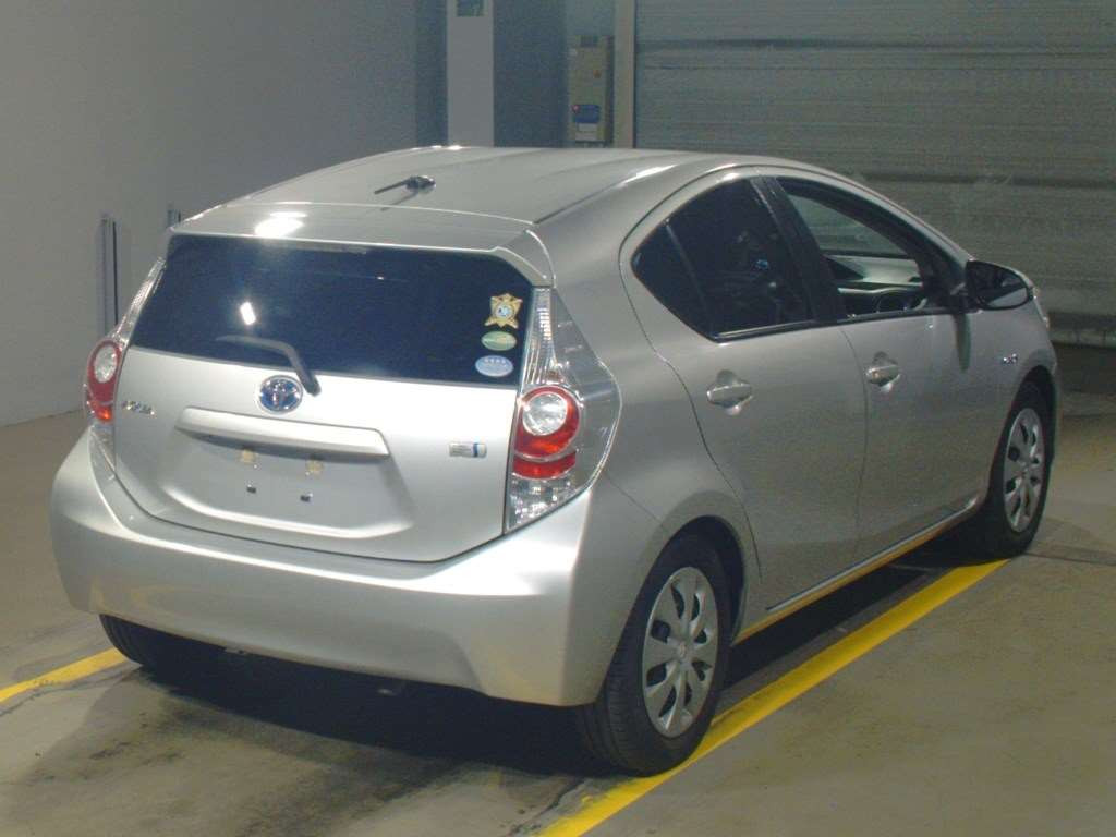 2013 Toyota Aqua NHP10[1]