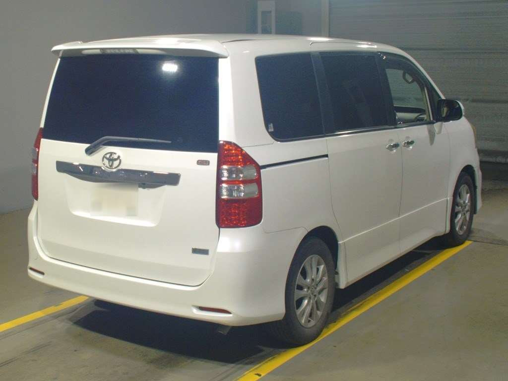 2012 Toyota Noah ZRR70W[1]