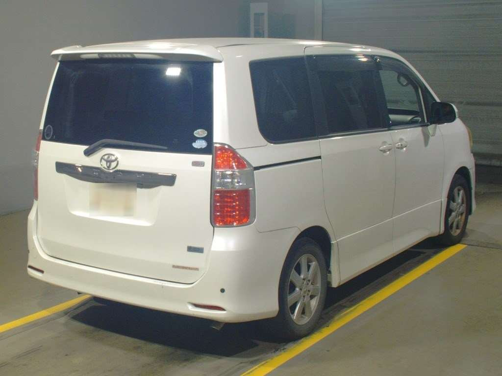 2008 Toyota Noah ZRR70W[1]