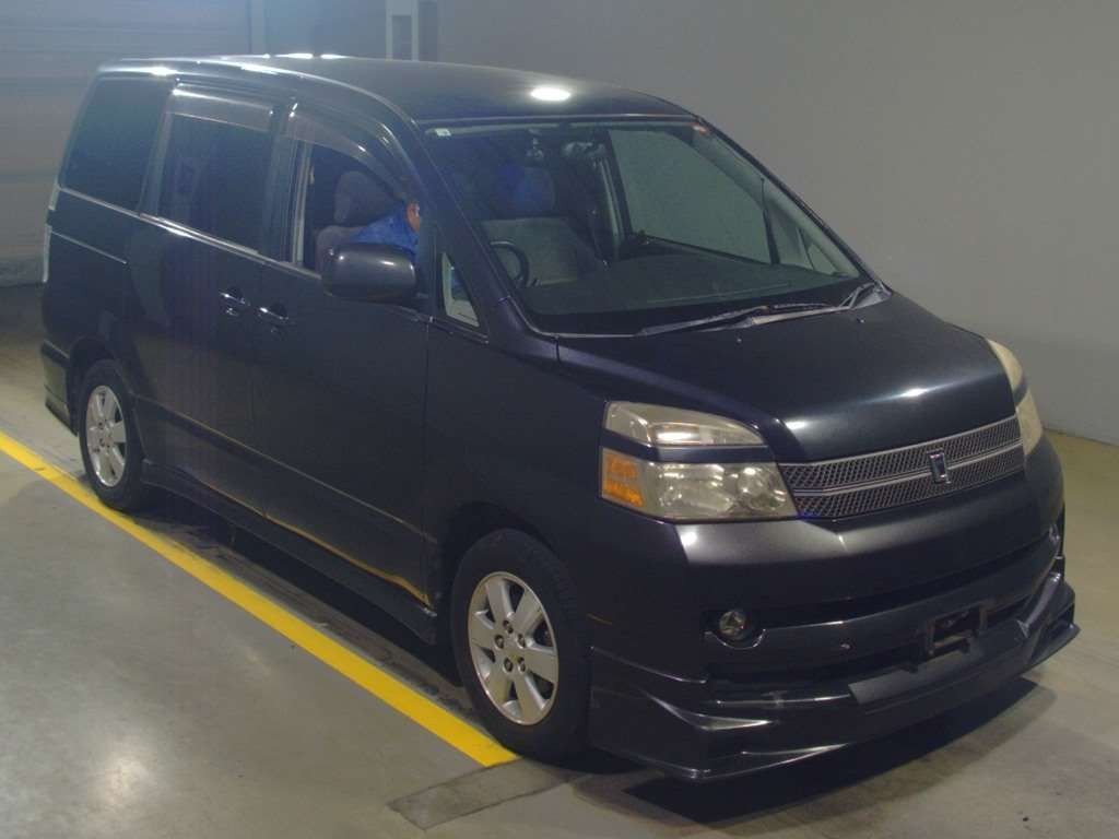 2004 Toyota Voxy AZR60G[2]