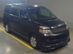 2004 Toyota Voxy