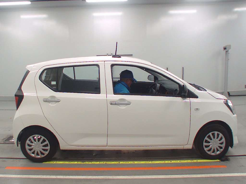 2018 Toyota Pixis Epoch LA350A[2]