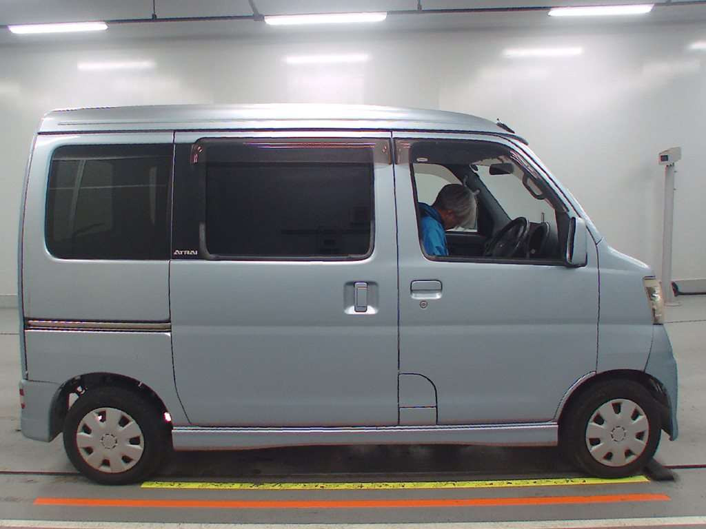 2005 Daihatsu Atrai Wagon S320G[2]