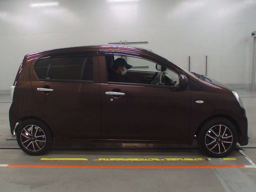 2016 Toyota Pixis Epoch LA300A[2]