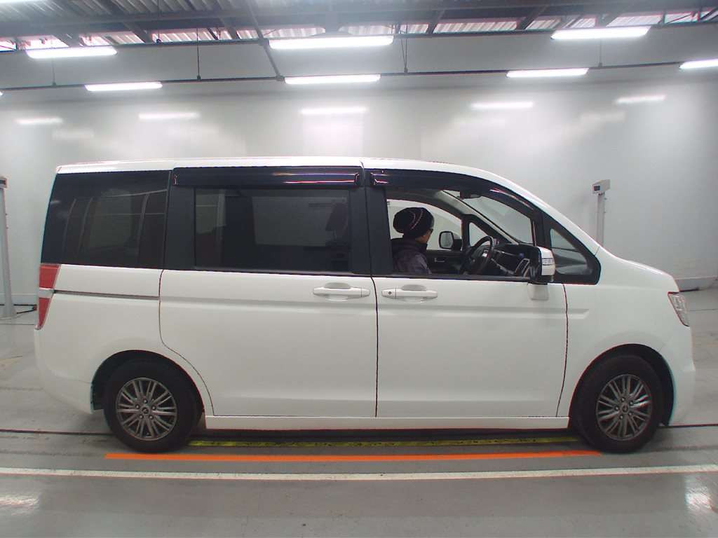 2012 Honda Step WGN RK1[2]