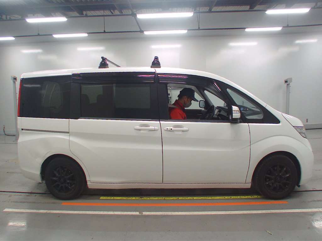 2016 Honda Step WGN RP1[2]