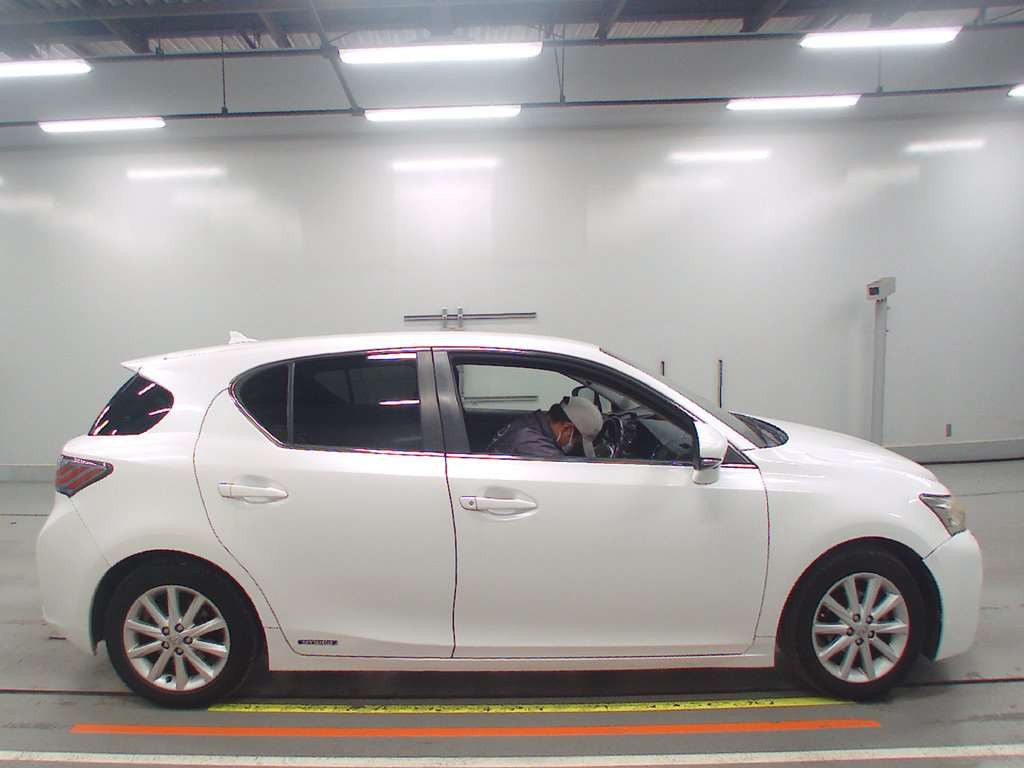 2011 Lexus CT ZWA10[2]