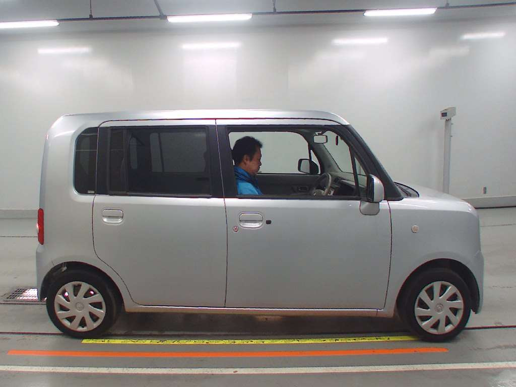 2011 Toyota Pixis Space L575A[2]