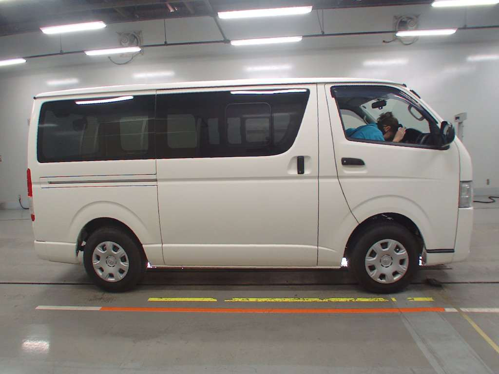 2017 Toyota Hiace Van TRH200V[2]