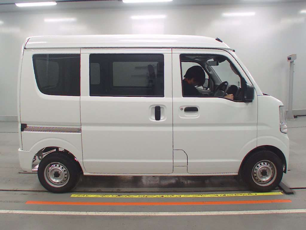 2024 Nissan NV100 Clipper DR17V[2]