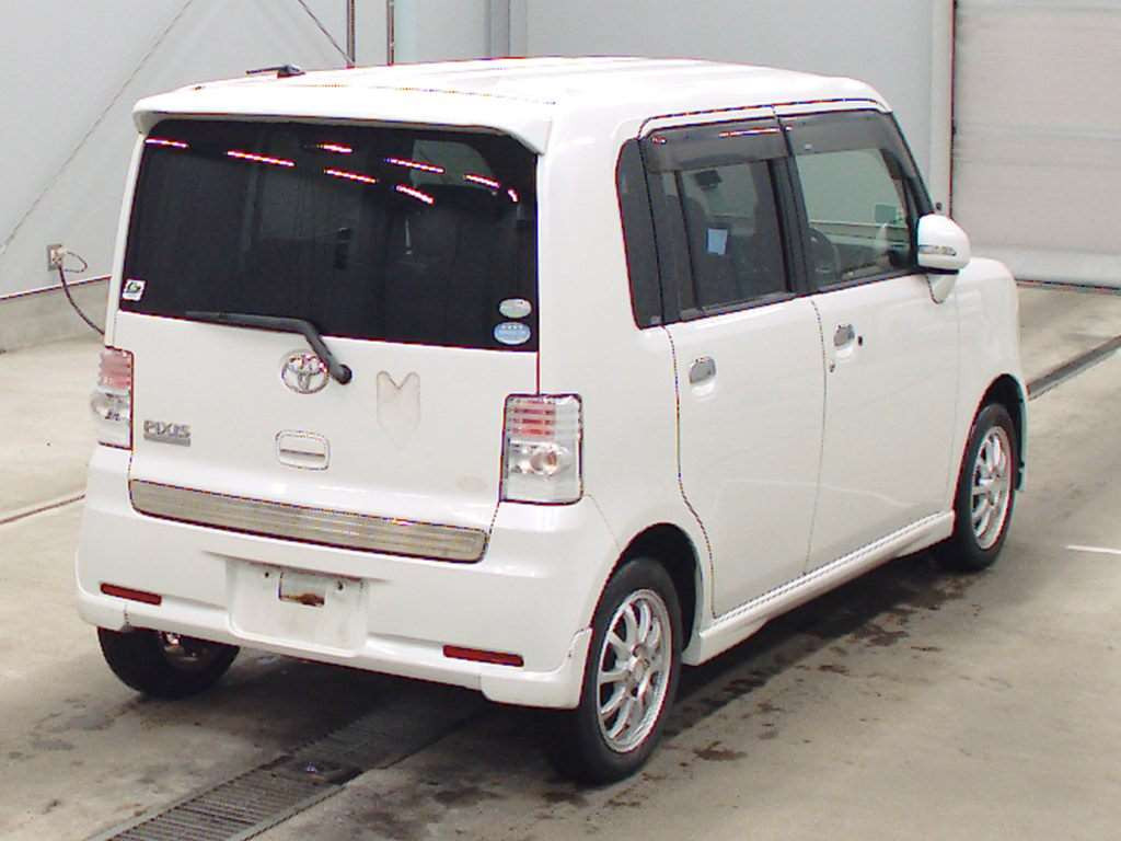 2012 Toyota Pixis Space L585A[1]