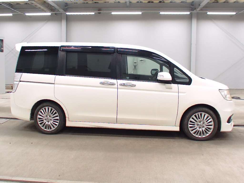 2011 Honda Step WGN Spada RK5[2]