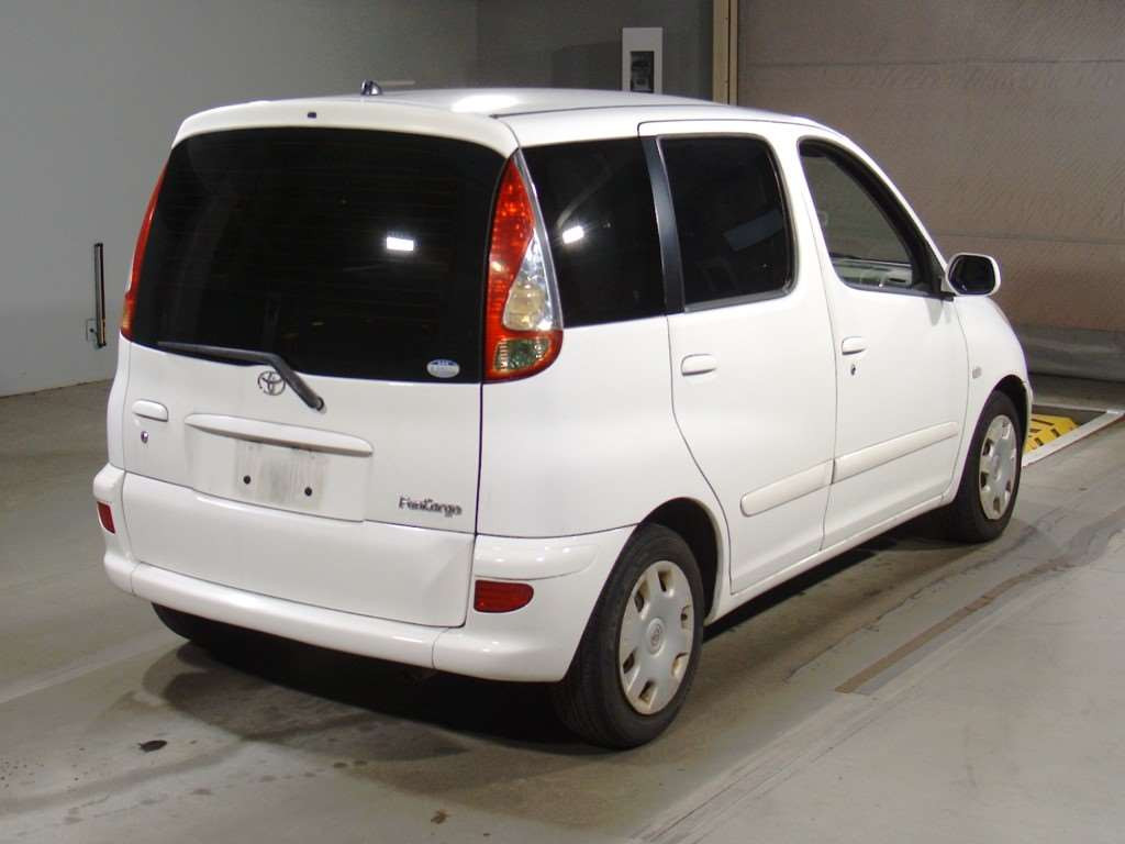 2003 Toyota Fun Cargo NCP20[1]