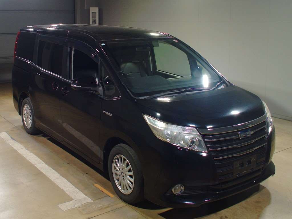 2014 Toyota Noah ZWR80G[2]