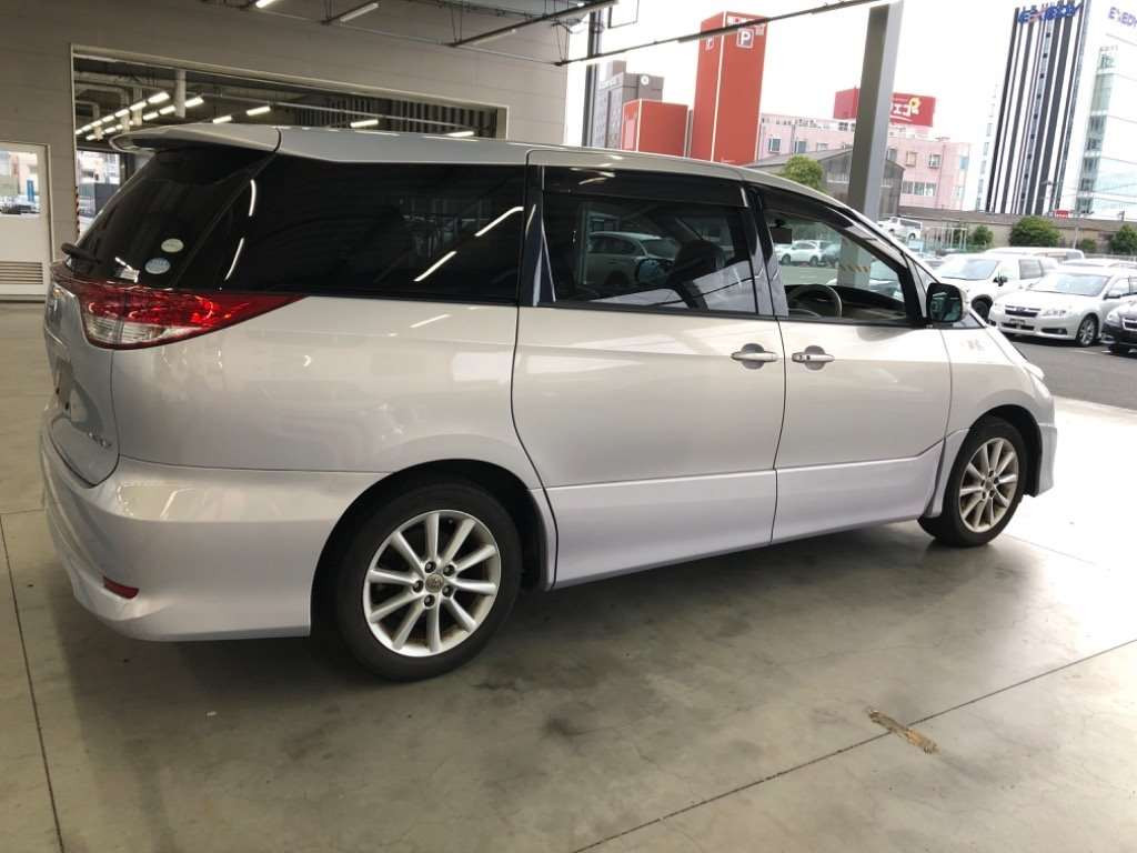 2011 Toyota Estima ACR50W[1]