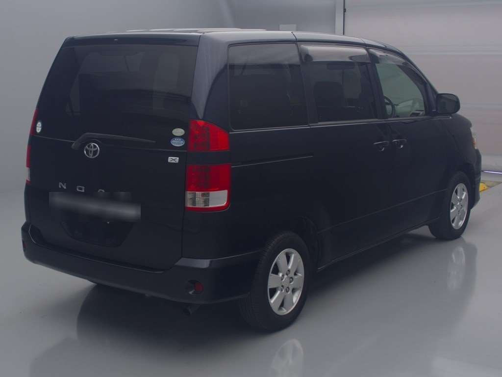 2005 Toyota Noah AZR60G[1]