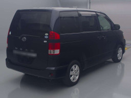 2005 Toyota Noah