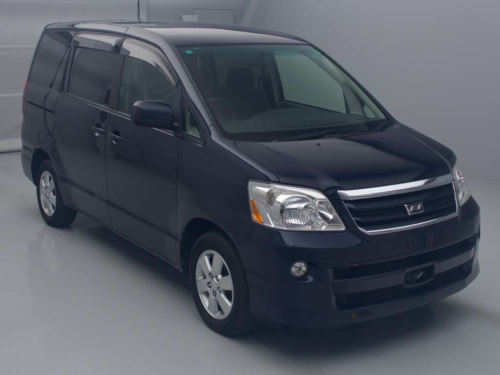 2005 Toyota Noah AZR60G[2]