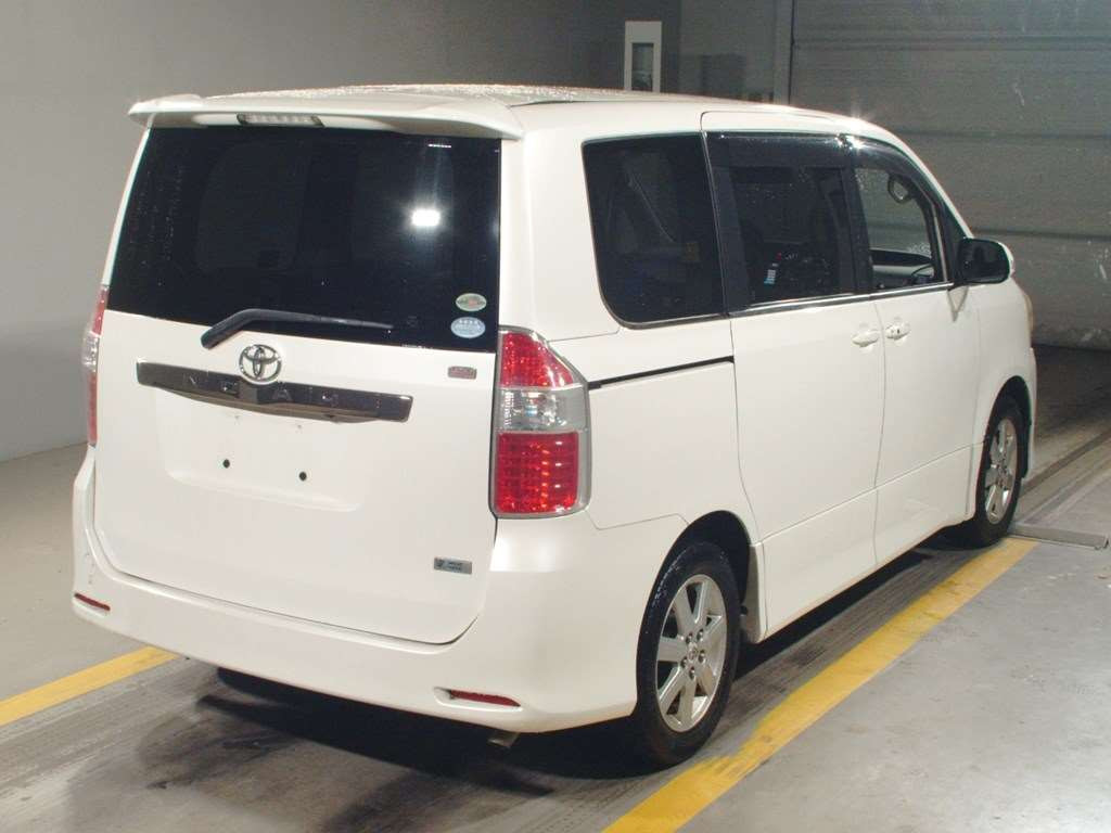 2010 Toyota Noah ZRR70W[1]