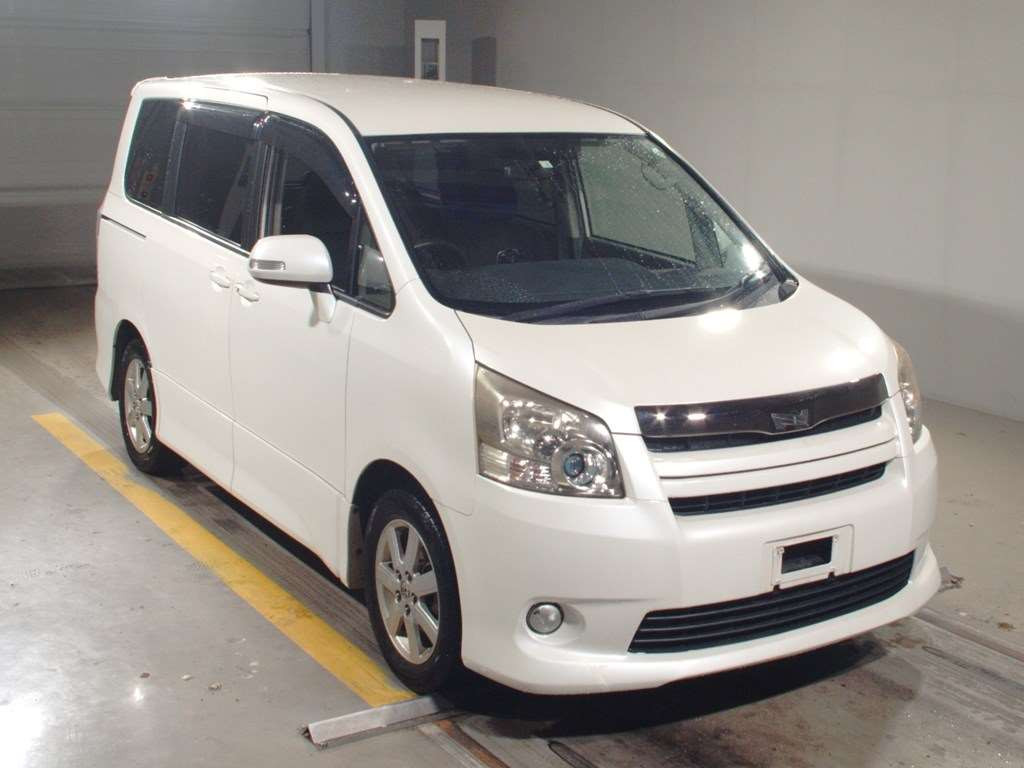 2010 Toyota Noah ZRR70W[2]