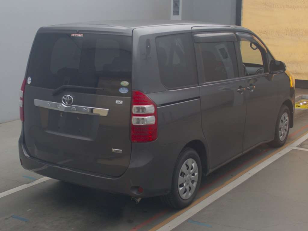 2010 Toyota Noah ZRR70G[1]