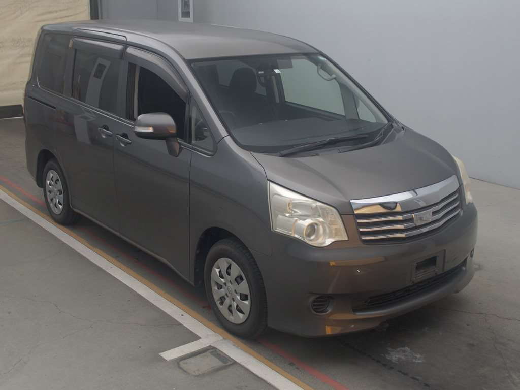 2010 Toyota Noah ZRR70G[2]