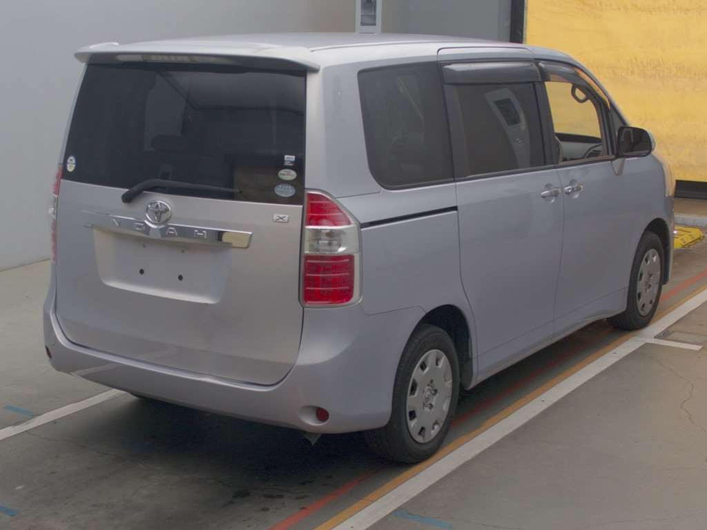 2010 Toyota Noah ZRR70G[1]