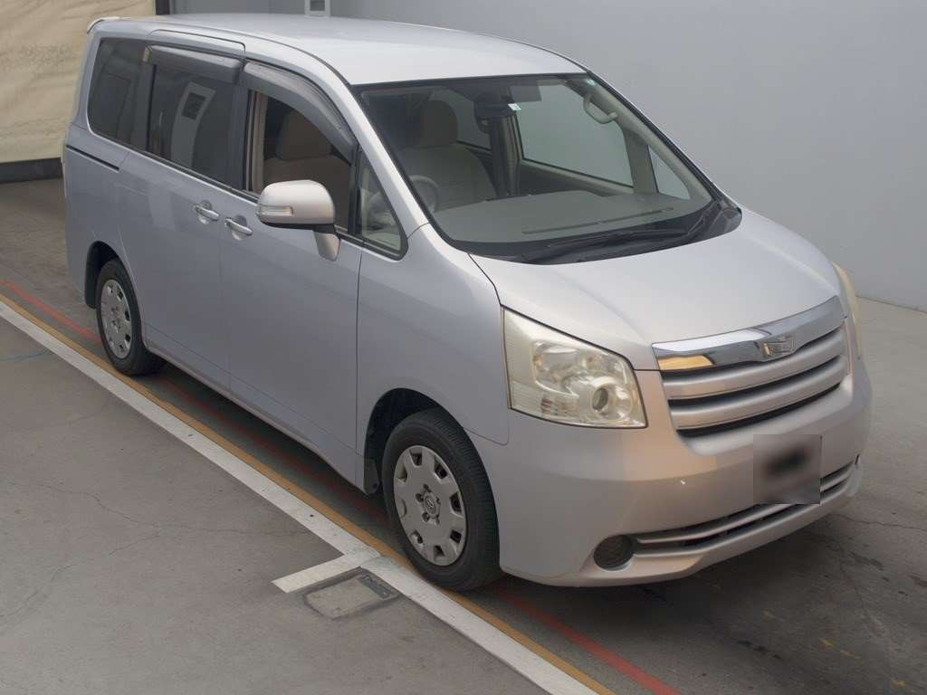 2010 Toyota Noah ZRR70G[2]