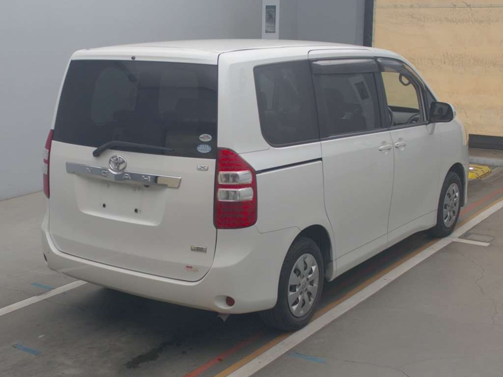 2010 Toyota Noah ZRR70G[1]