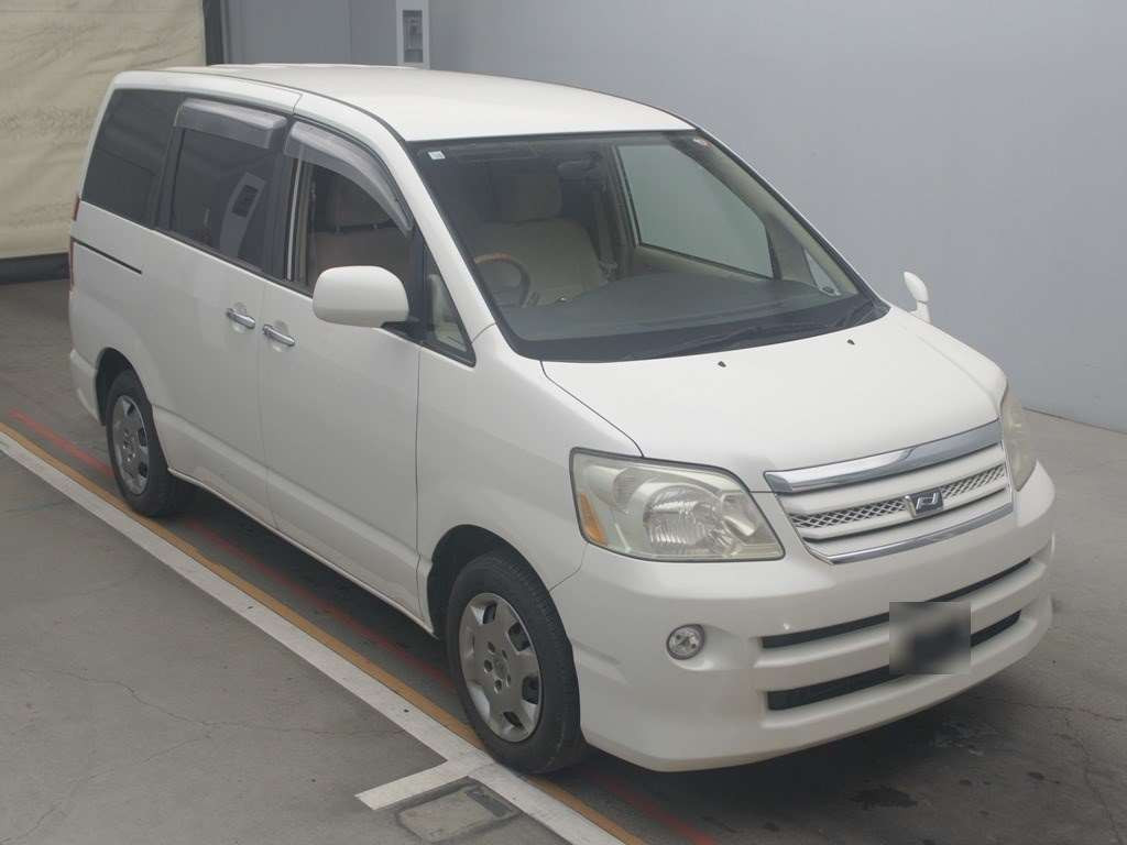 2006 Toyota Noah AZR60G[2]